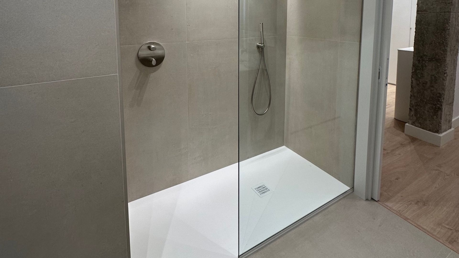 Baño reformado con plato de ducha extraplano y mampara de cristal sin perfiles
