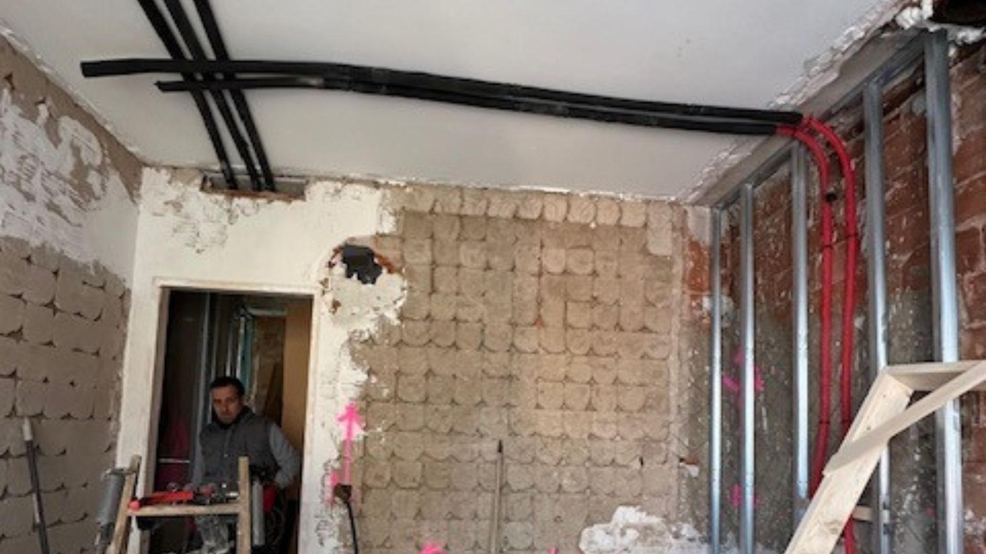 Primera fase de reforma: instalaciones eléctricas y cableado expuesto en paredes antes de cerrarlas