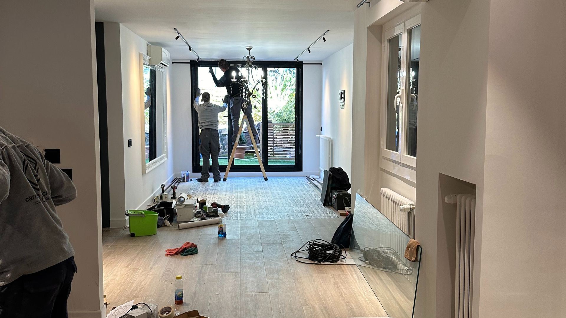 Instalación de ventanas y acabados en fase final de reforma integral de vivienda