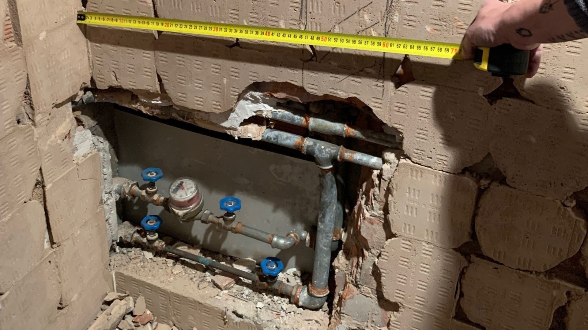 Renovación de fontanería antigua en reforma de vivienda: tuberías oxidadas siendo reemplazadas