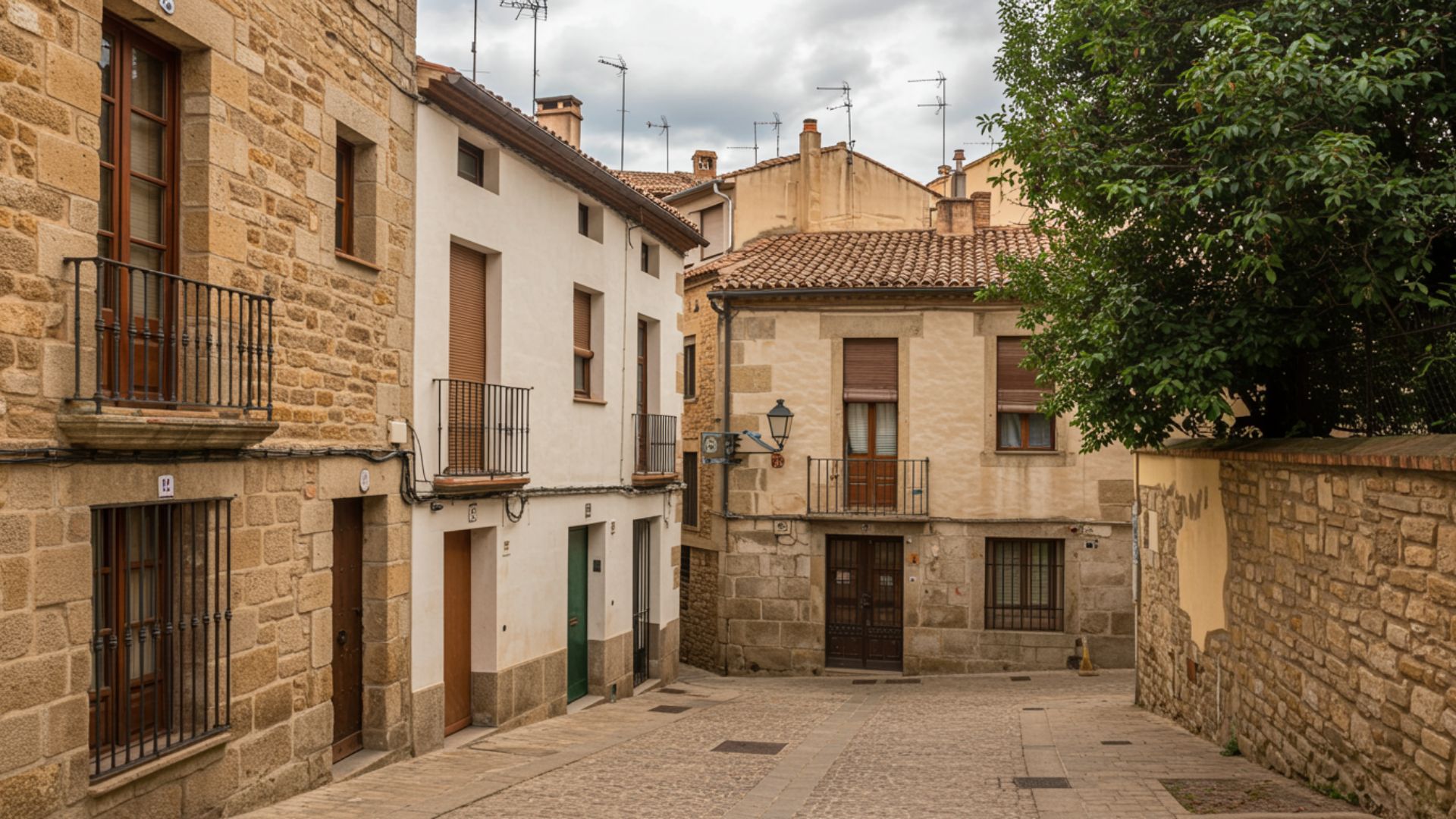 Calle con casas antiguas de piedra en un pueblo de La Rioja, ejemplo de arquitectura tradicional para reformar