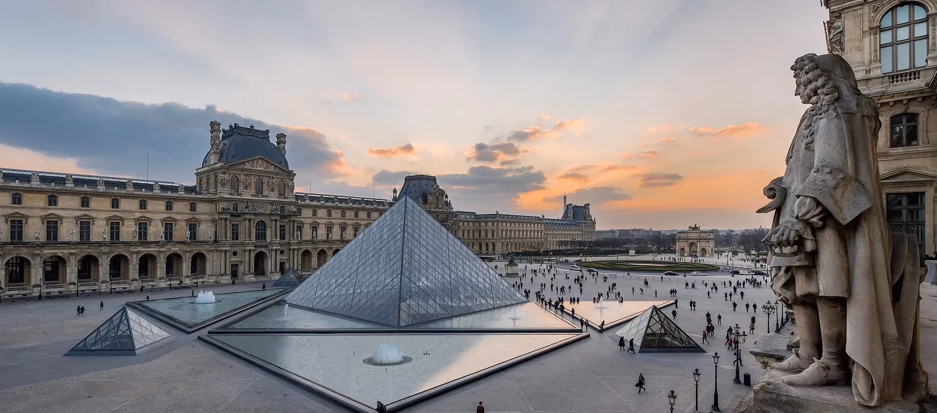 Aerial view of the Louvre Museum near Yuna Les Halles, ideal for a business stay in a furnished apartment or hotel residence.