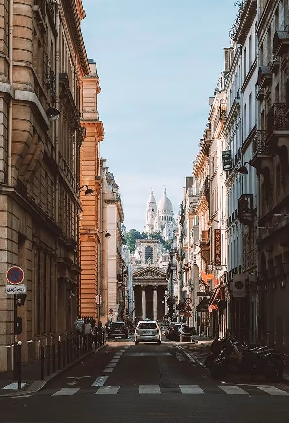 Moulin Rouge à proximité de Yuna Blanche, parfait pour un séjour affaires en appartement meublé ou résidence hôtelière à louer.