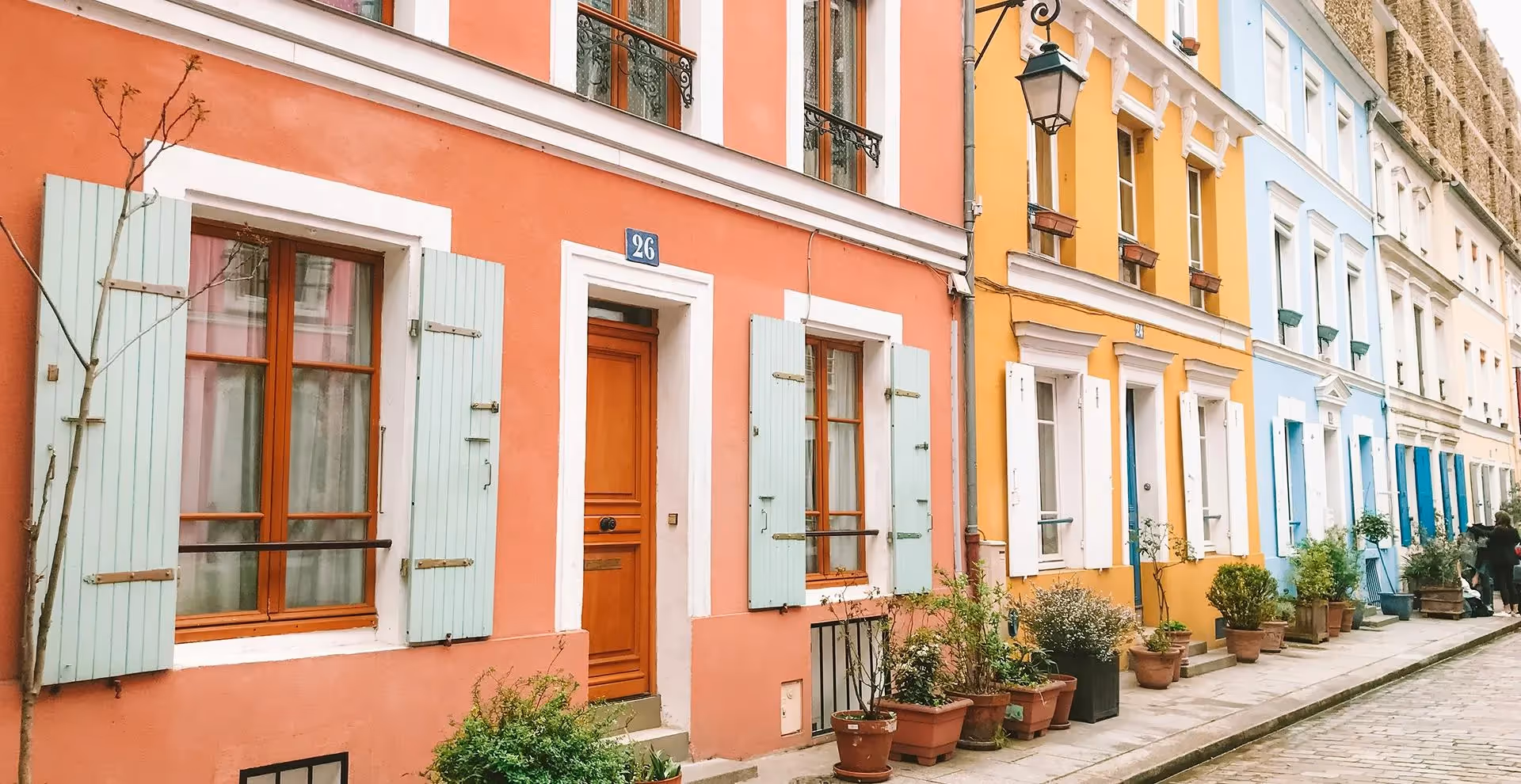 Rue avec façades colorées proche d'une résidence hôtelière pour séjour affaires et bail mobilité, Yuna.