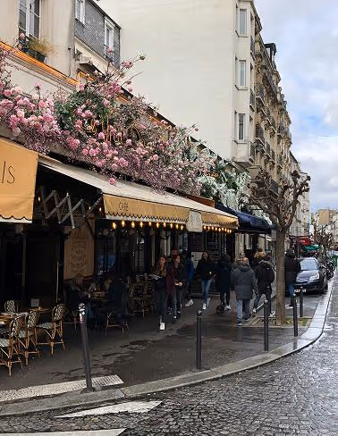 Parisian terrace near a furnished apartment hotel for business and short term stays, Yuna.