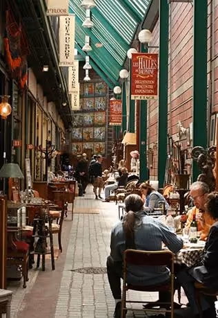 Vue sur Les Halles à Paris depuis un appartement meublé en location courte durée, Yuna.