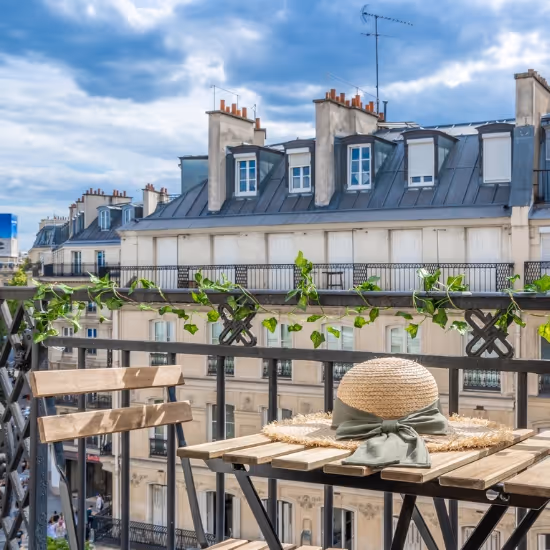 Terrasse d’un appartement Yuna Les Halles, résidence hôtelière avec logement meublé à louer pour séjour affaires ou bail mobilité.