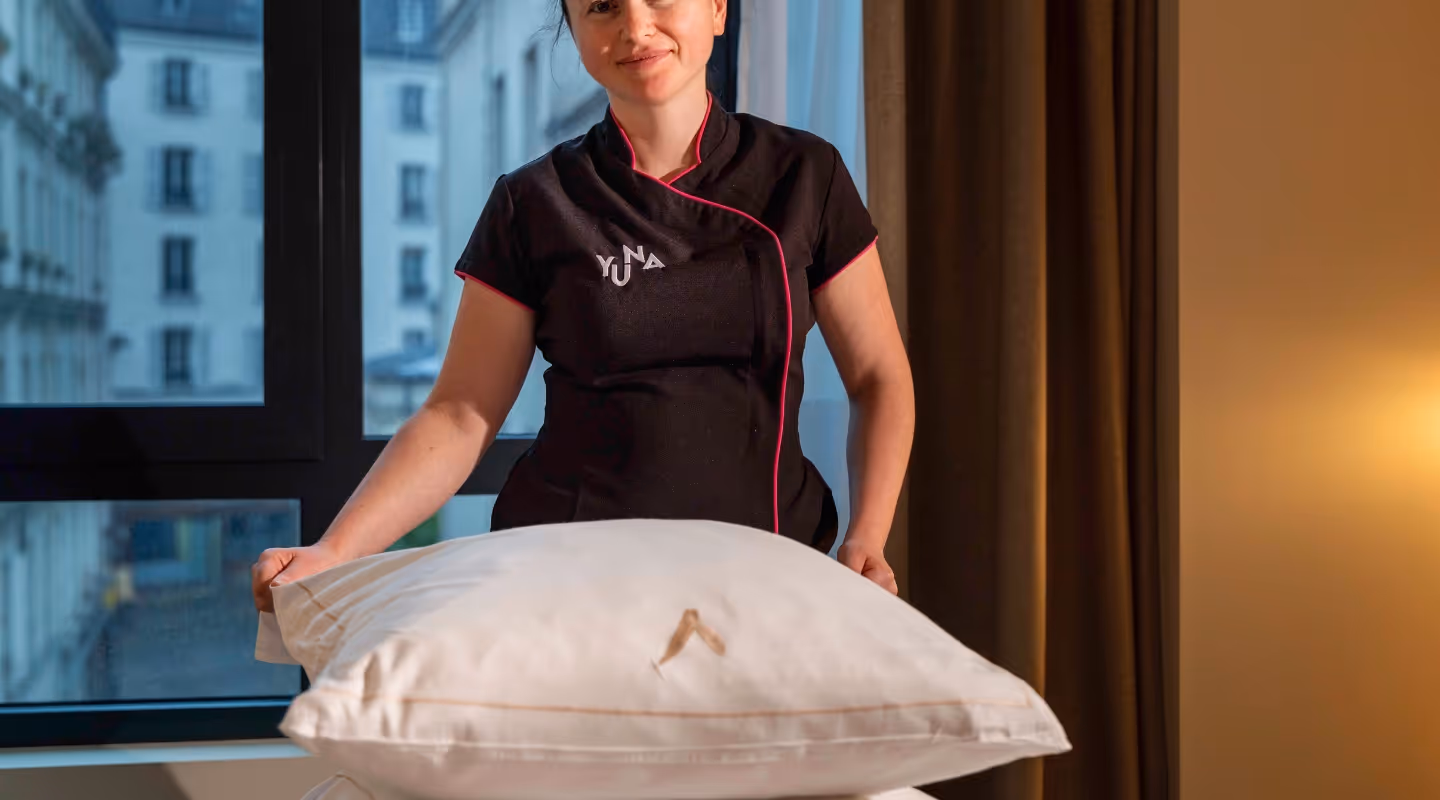 Employée qui prépare un appart hôtel meublé pour séjour affaires ou longue durée, Yuna.