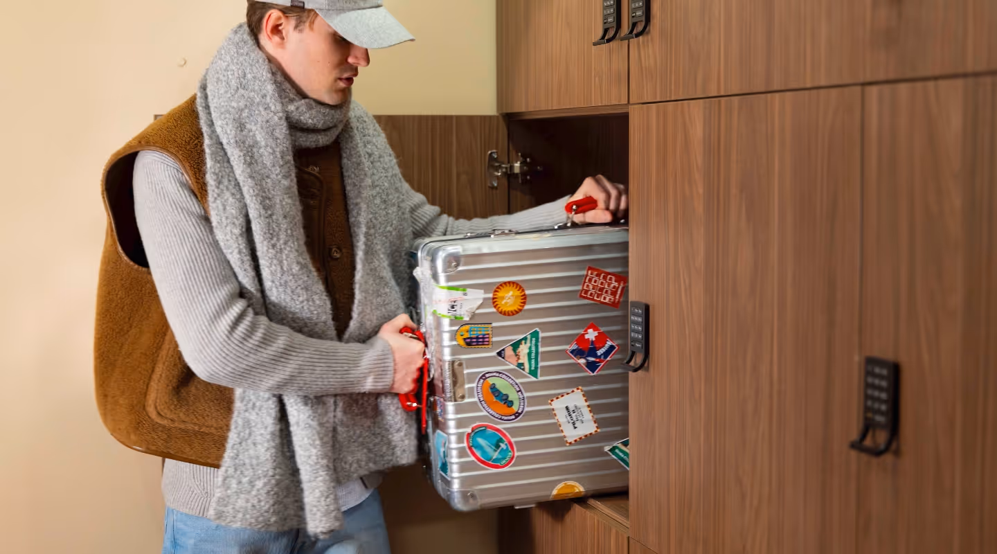 Personne rangeant sa valise dans un casier d'un appart hôtel meublé en courte ou longue durée, Yuna.