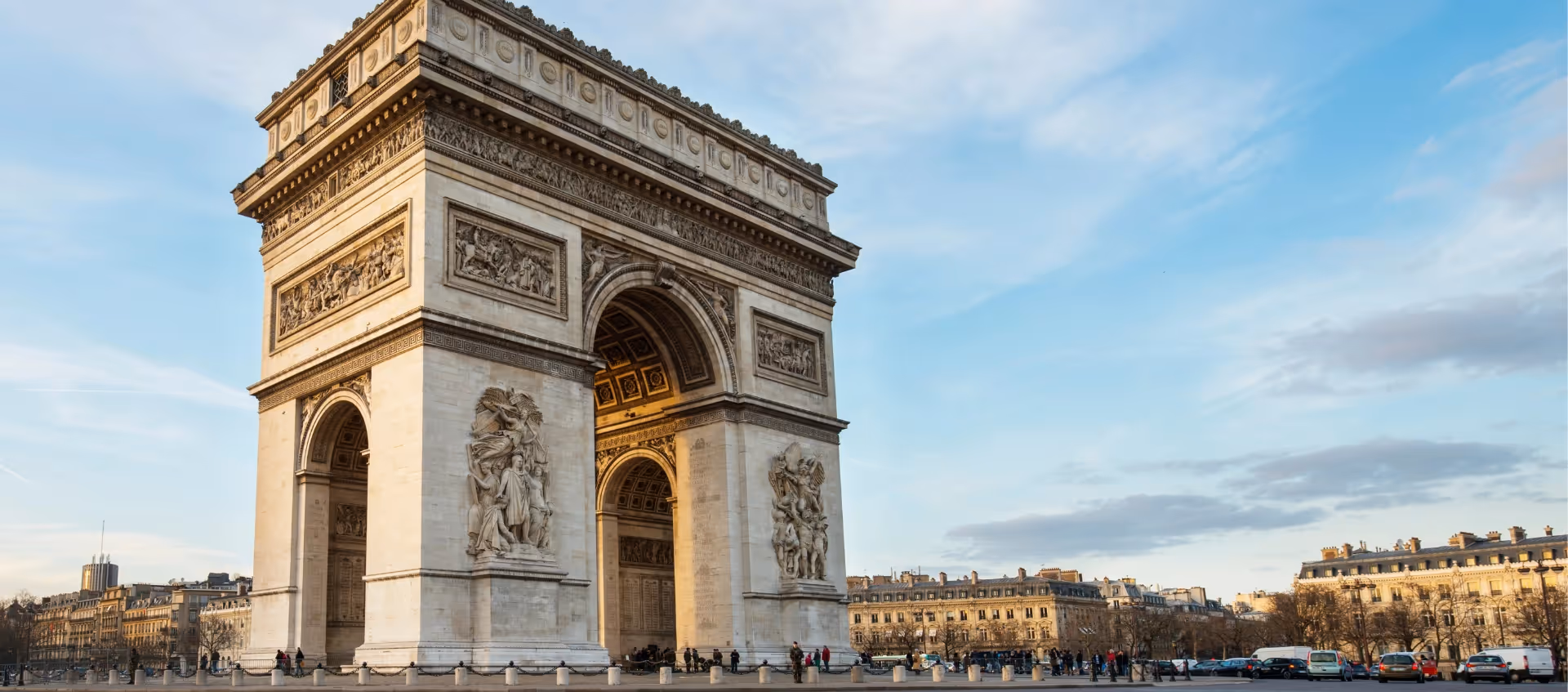 Arc de Triomphe near Yuna Porte Maillot, ideal for a business stay or furnished rental in a short-term hotel residence.