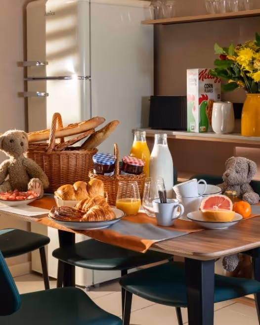 Petit déjeuner dans un appart hôtel meublé en courte durée, séjour affaires, Yuna.