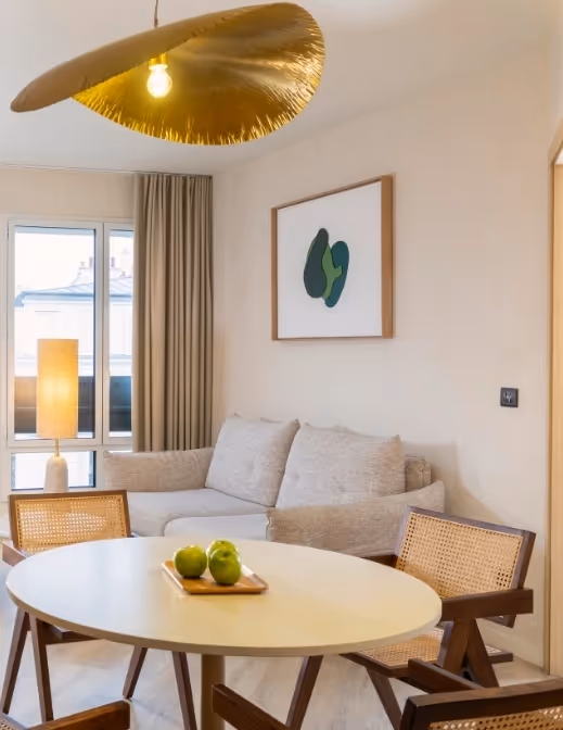 Table et salon dans un appartement meublé à louer pour séjour affaires ou bail mobilité, Yuna.