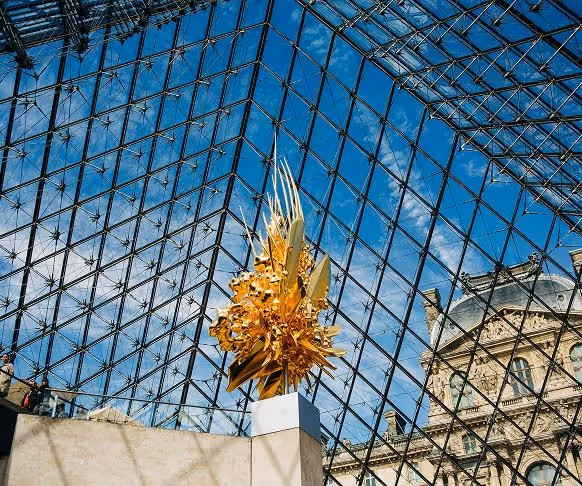 View of the Louvre Museum a stone's throw from Yuna Les Halles, perfect for a business stay in a furnished apartment or hotel residence.