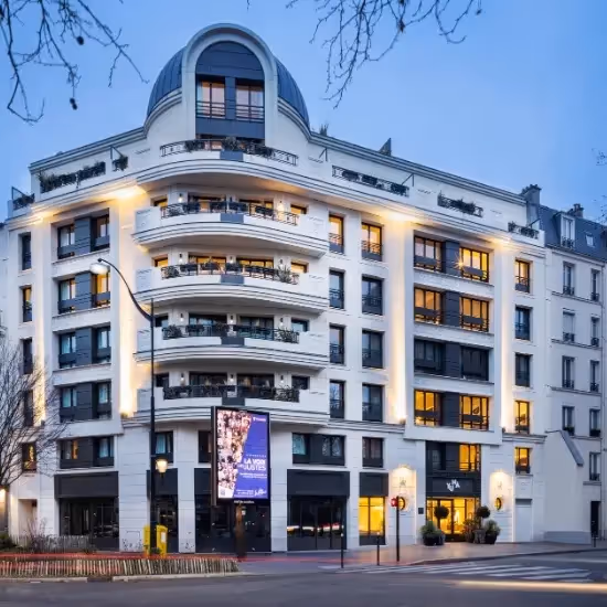 Façade de Yuna Porte Maillot, résidence hôtelière avec appartements meublés à louer pour séjour affaires, courte ou longue durée.