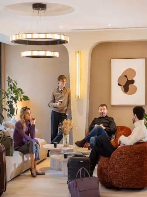 People who exchange informally in a furnished apartment hotel for a business trip, Yuna.