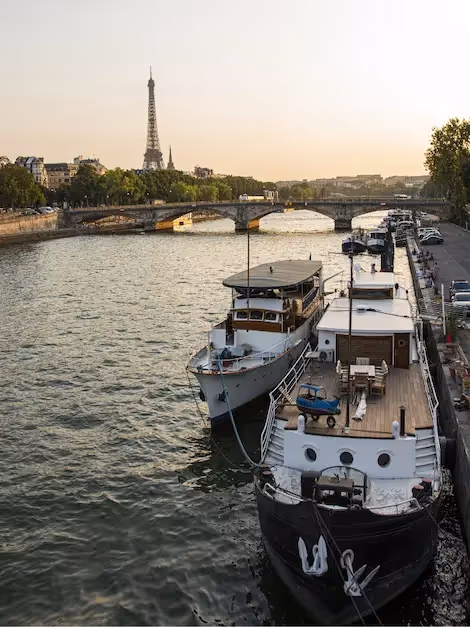 Boats on the Seine near a furnished apartment for a long stay, Yuna.