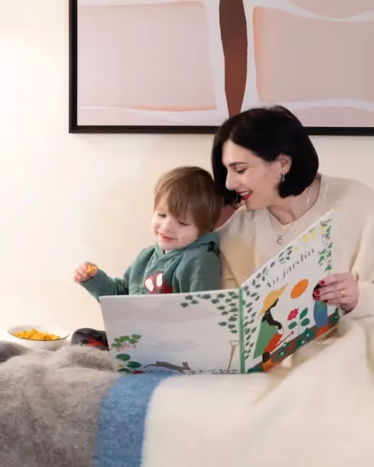 Yuna, a woman who reads a story to her child in a furnished apartment hotel for a short period of time.