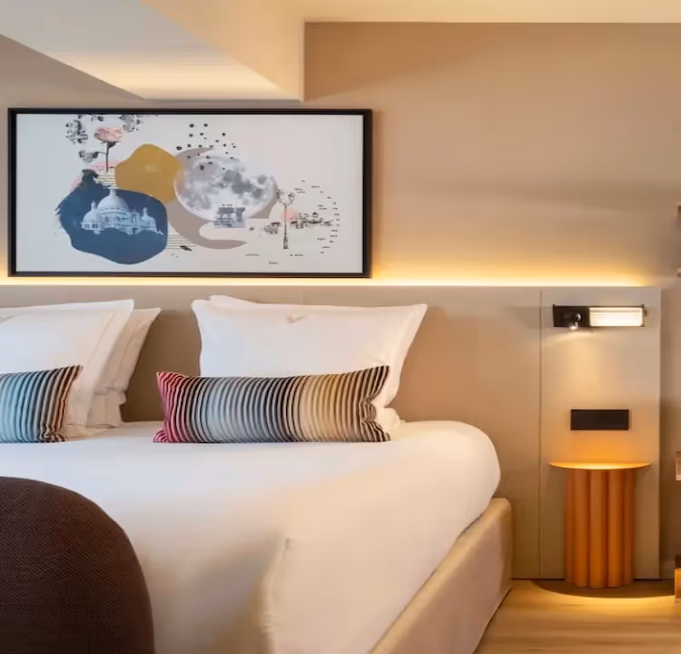 Furnished room at Yuna Montmartre, apartment for rent for business or short-term stays in a hotel residence.