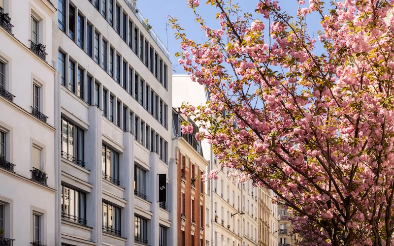 Quartier animé et typiquement parisien autour de Yuna Montmartre.