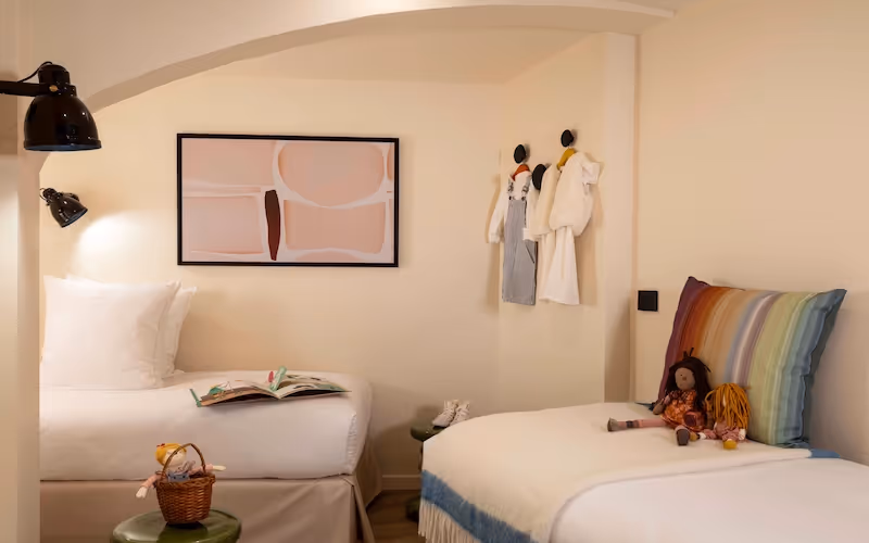 	Lit double confortable dans une chambre de l’appart hôtel Yuna Montmartre.