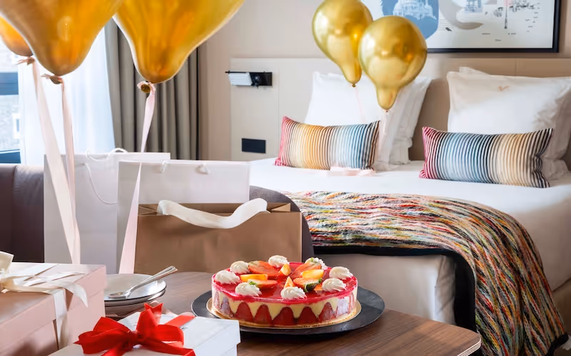 Chambre décorée avec des ballons pour un anniversaire à Yuna Montmartre.