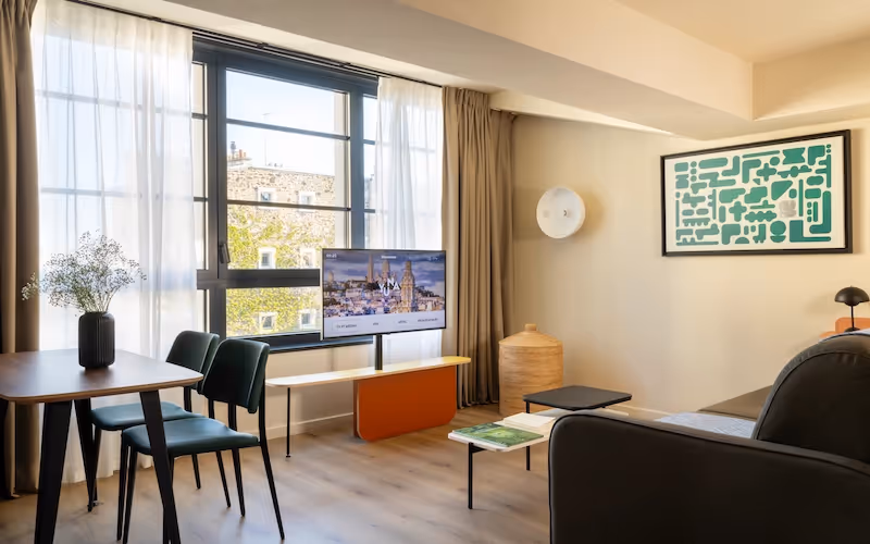 	Vue d’ensemble d’une chambre moderne de l’appart hôtel Yuna Montmartre.