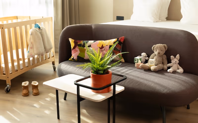 Canapé confortable dans le salon d’un appartement de Yuna Montmartre.