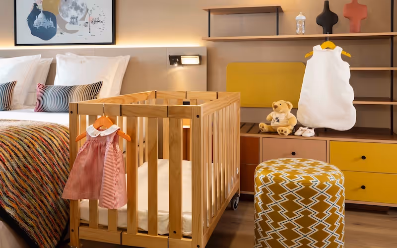 	Lit bébé installé dans la chambre familiale de l’appart hôtel Yuna Montmartre.