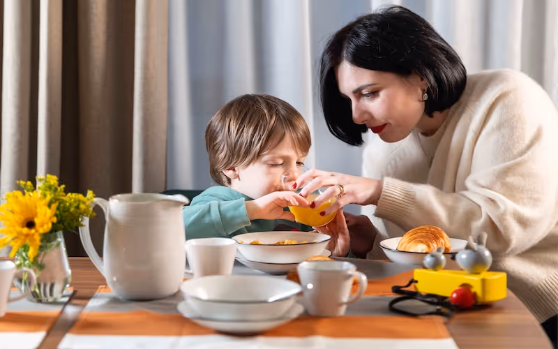 	Mère et fils partageant un petit déjeuner en chambre à l’appart hôtel Yuna Montmartre.