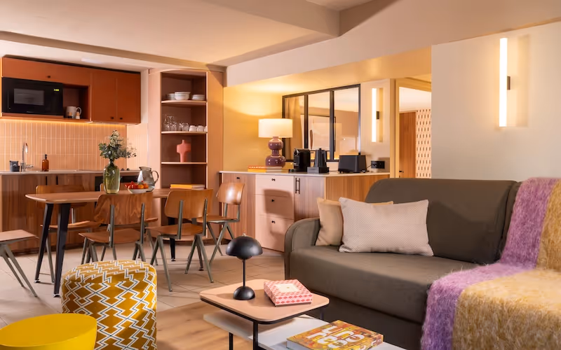 	Salon contemporain et chaleureux d’un appartement à Yuna Montmartre.