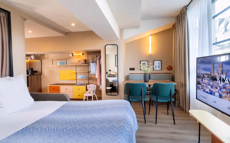 	Vue d’ensemble d’une chambre élégante et lumineuse de l’appart hôtel Yuna Montmartre.