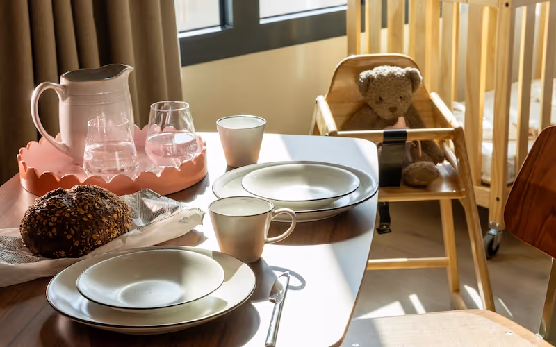 	Table joliment dressée avec petit déjeuner dans une chambre de Yuna Montmartre.