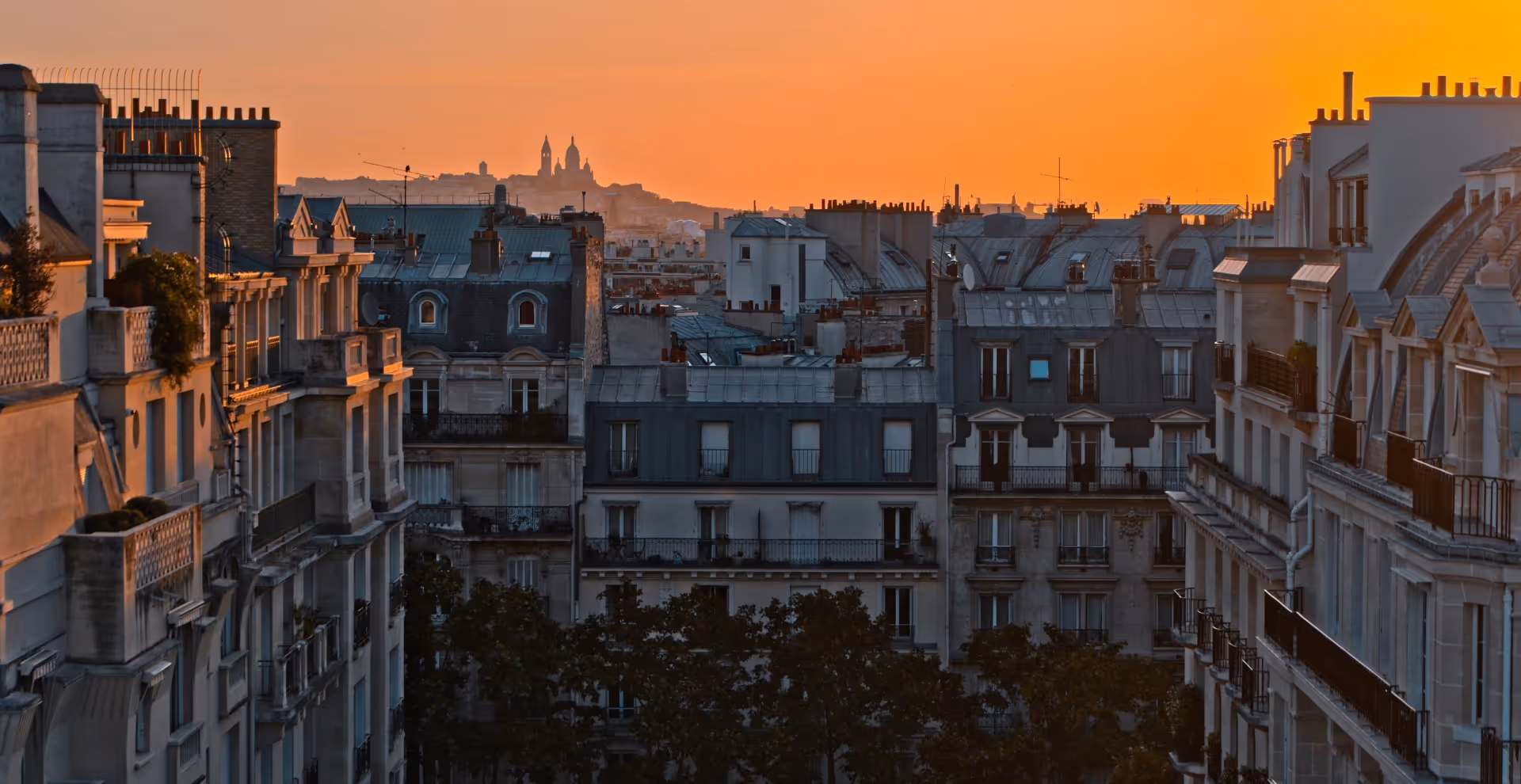 Séjour moderne chez Yuna, appart’hôtel à Paris alliant confort d’un appartement meublé et services d’une résidence hôtelière.