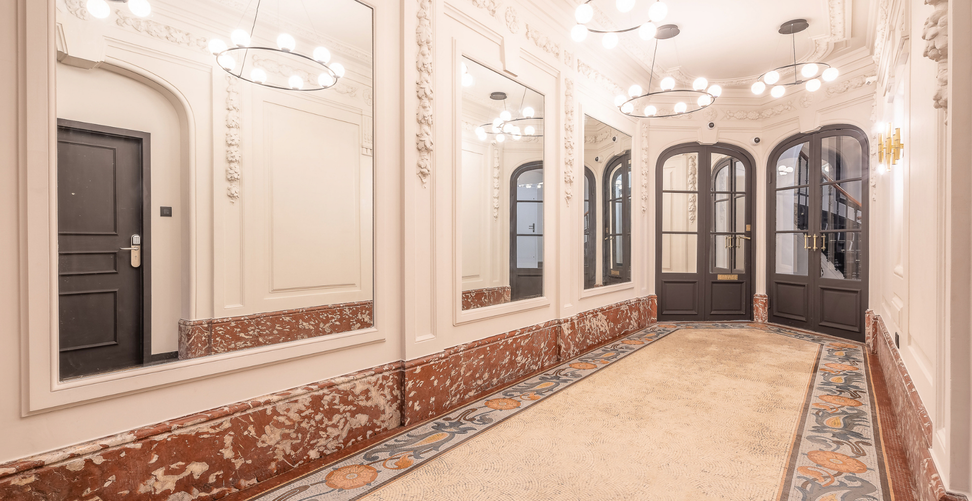 Hallway with mirrors at Yuna St Germain