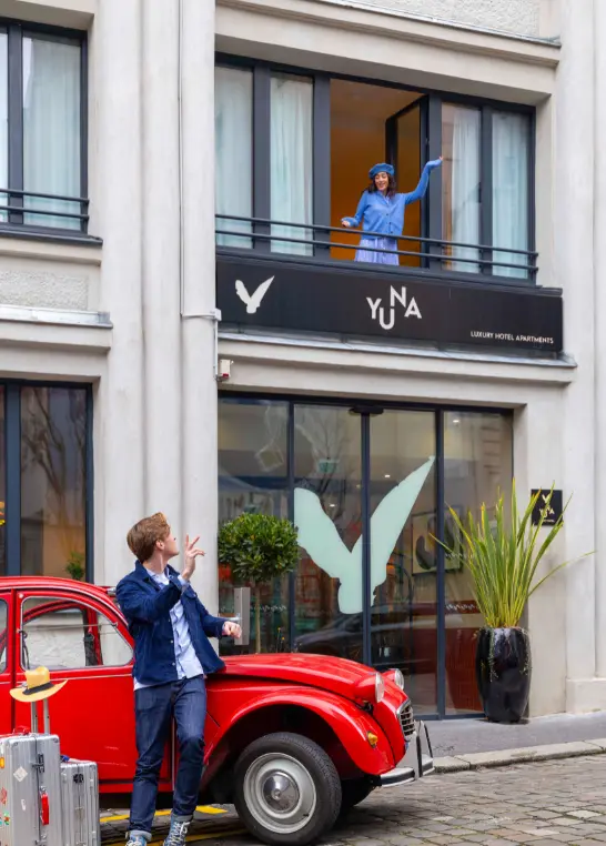 yuna montmartre façade avec clients