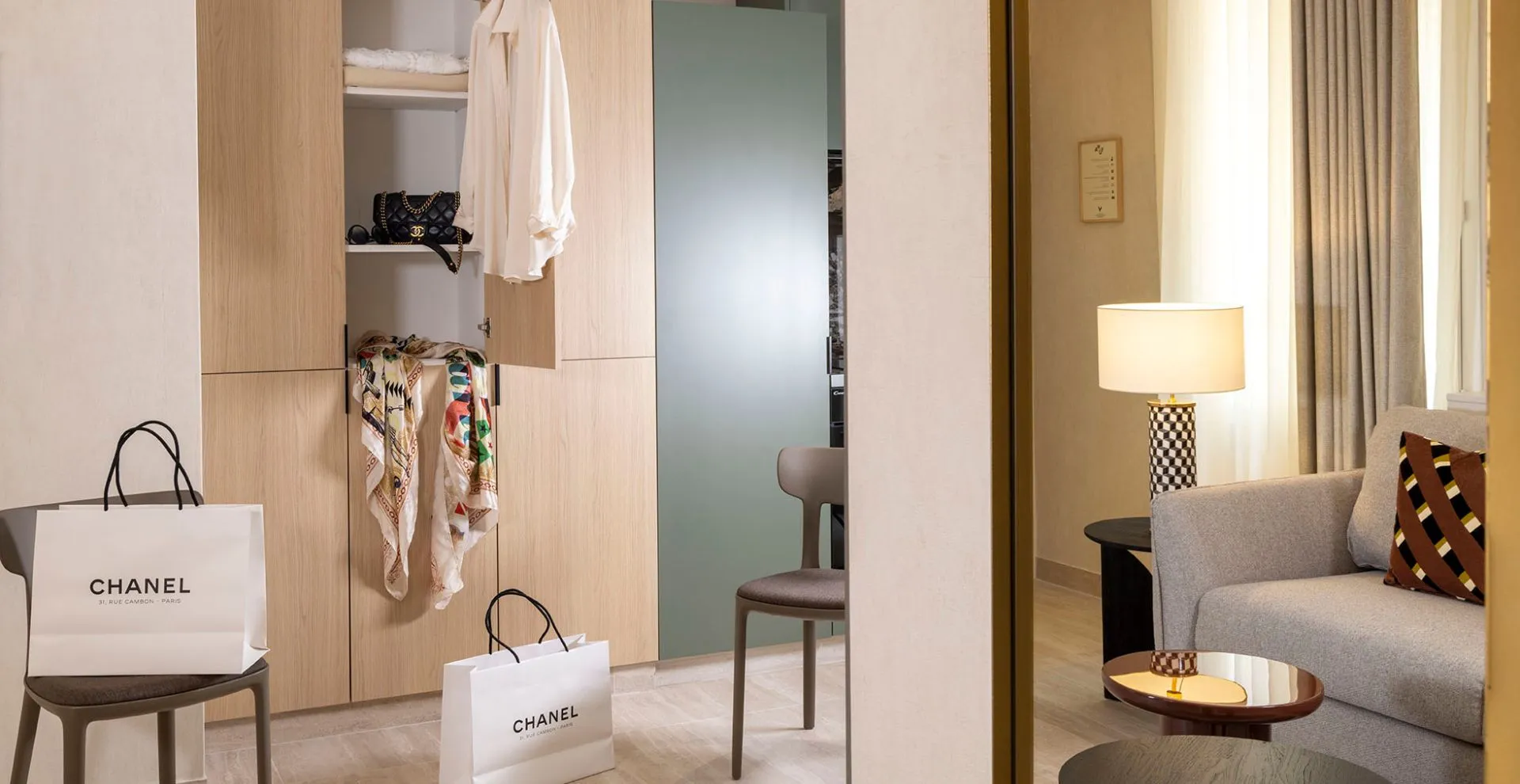 Suite luxueuse du Yuna Saint-Honoré, illustrant l’élégance et le confort du design parisien.