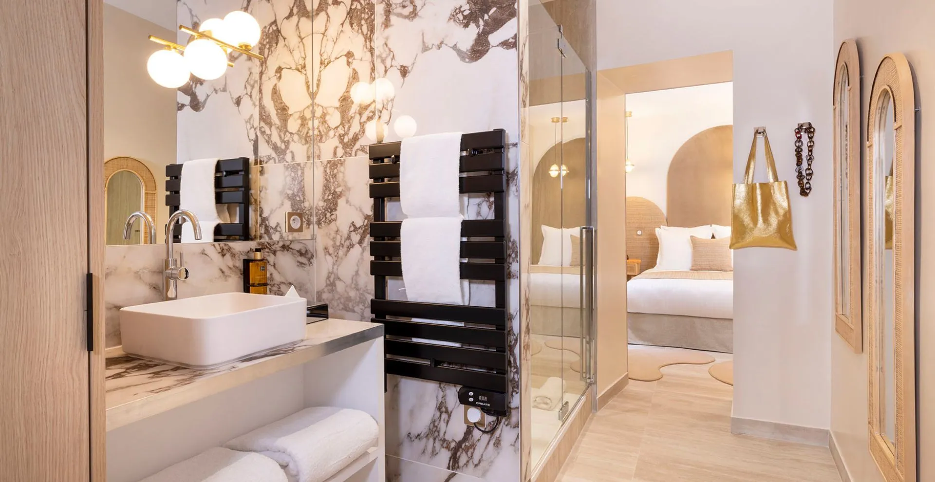 Suite luxueuse du Yuna Saint-Honoré, illustrant l’élégance et le confort du design parisien.