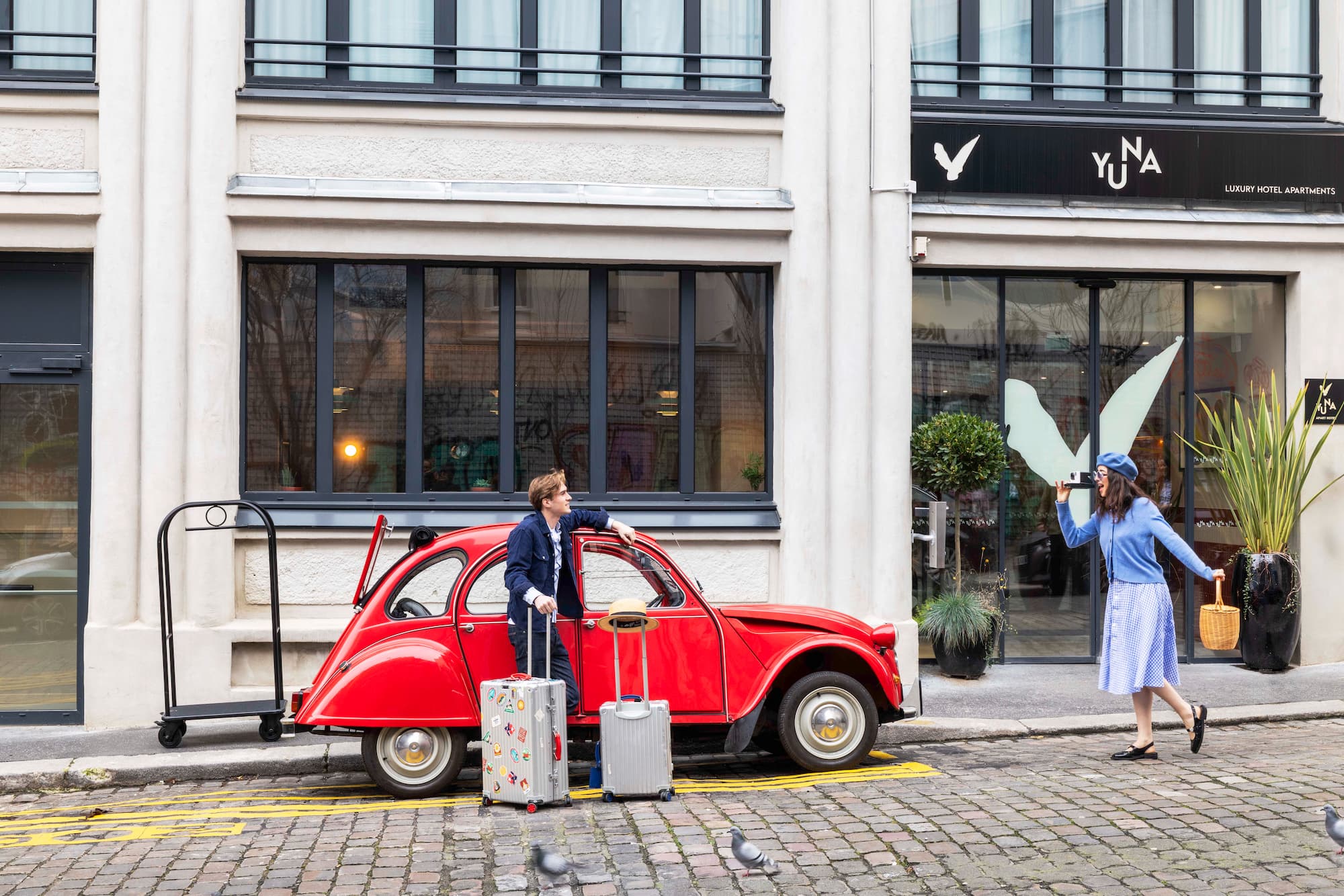 Découvrez Paris en fête depuis Yuna Montmartre et Les Halles.