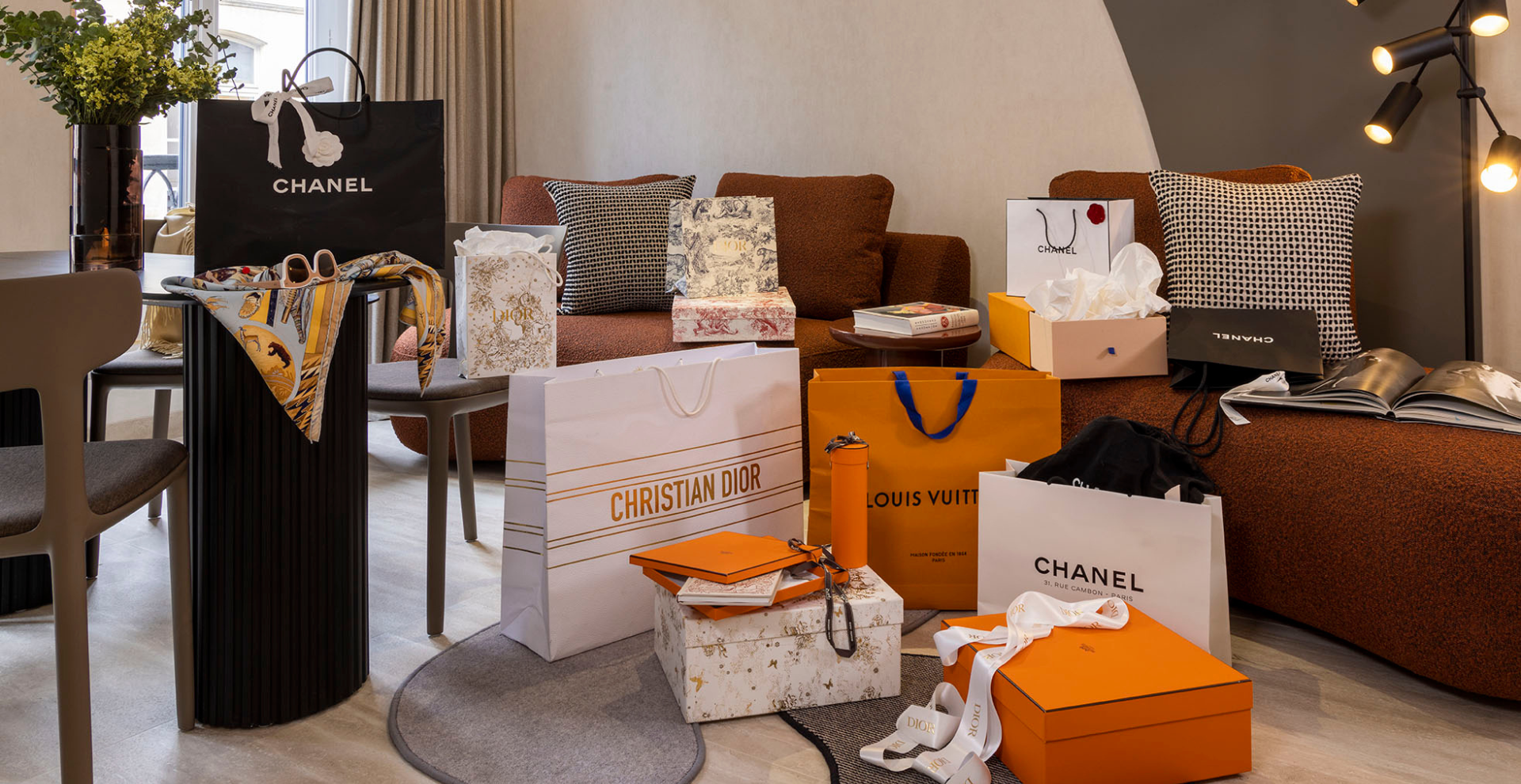 Préparez facilement vos cadeaux de Noël pour vous, votre famille et vos amis à Yuna Saint-Honoré, au meilleur emplacement shopping de Paris.