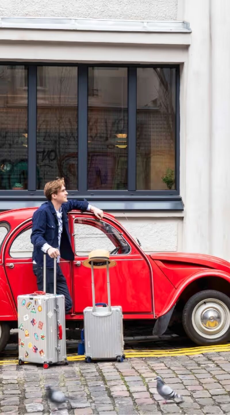 Couple devant la façade de la résidence hôtelière, séjour affaires et corporate housing Yuna.