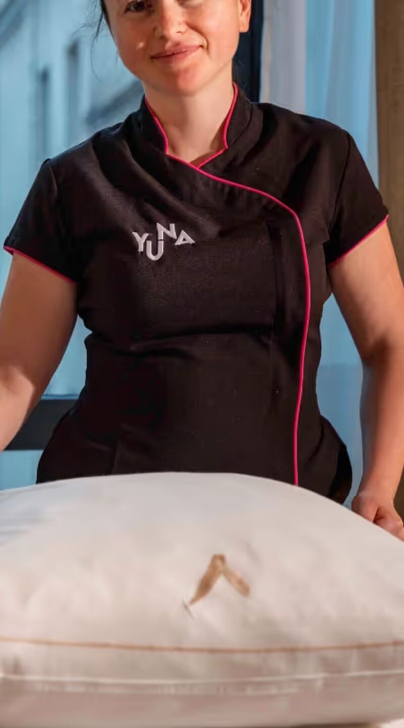 Employée qui prépare un appart hôtel meublé pour séjour affaires ou longue durée, Yuna.