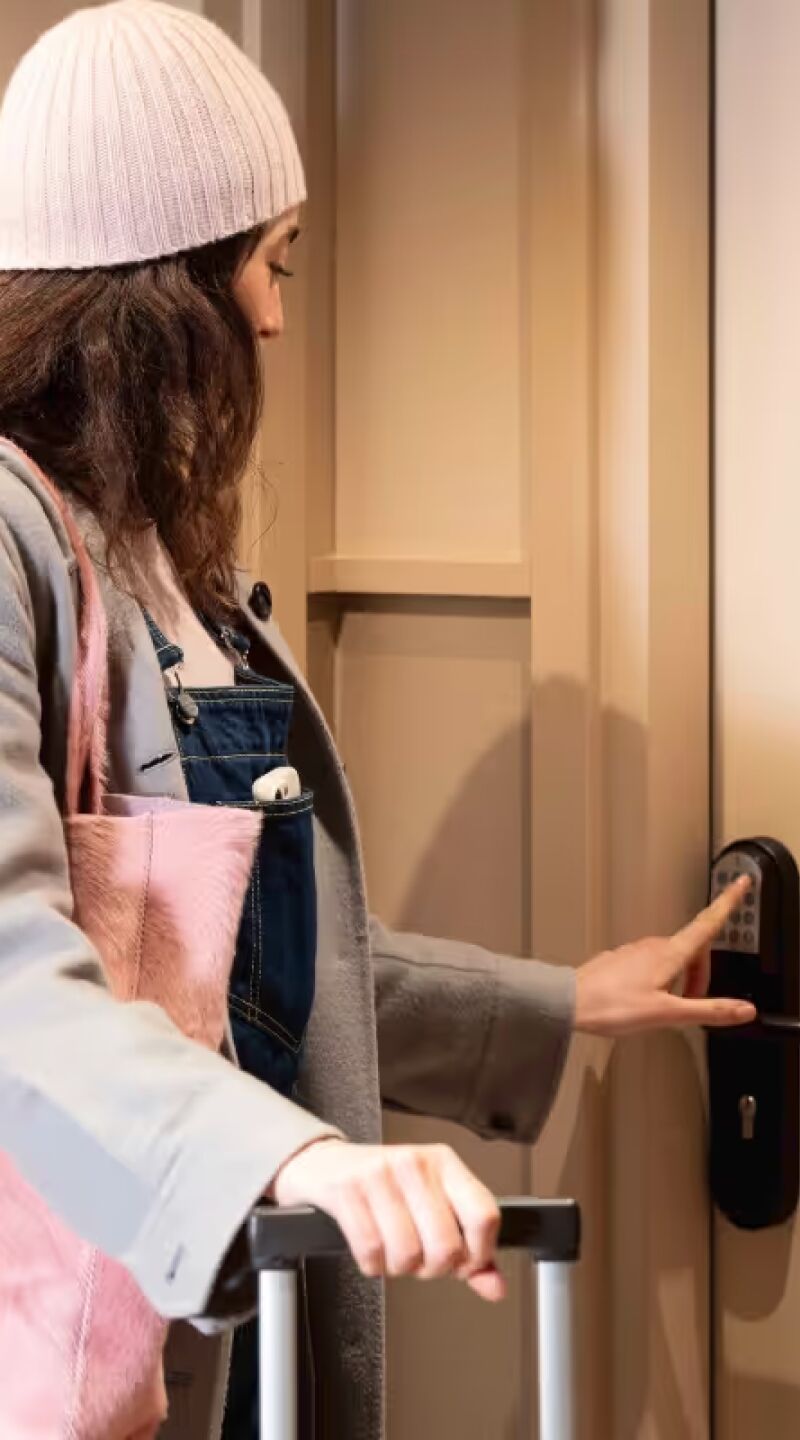 Personne qui tape le code pour entrer dans un appartement meublé à louer en courte ou longue durée, Yuna.