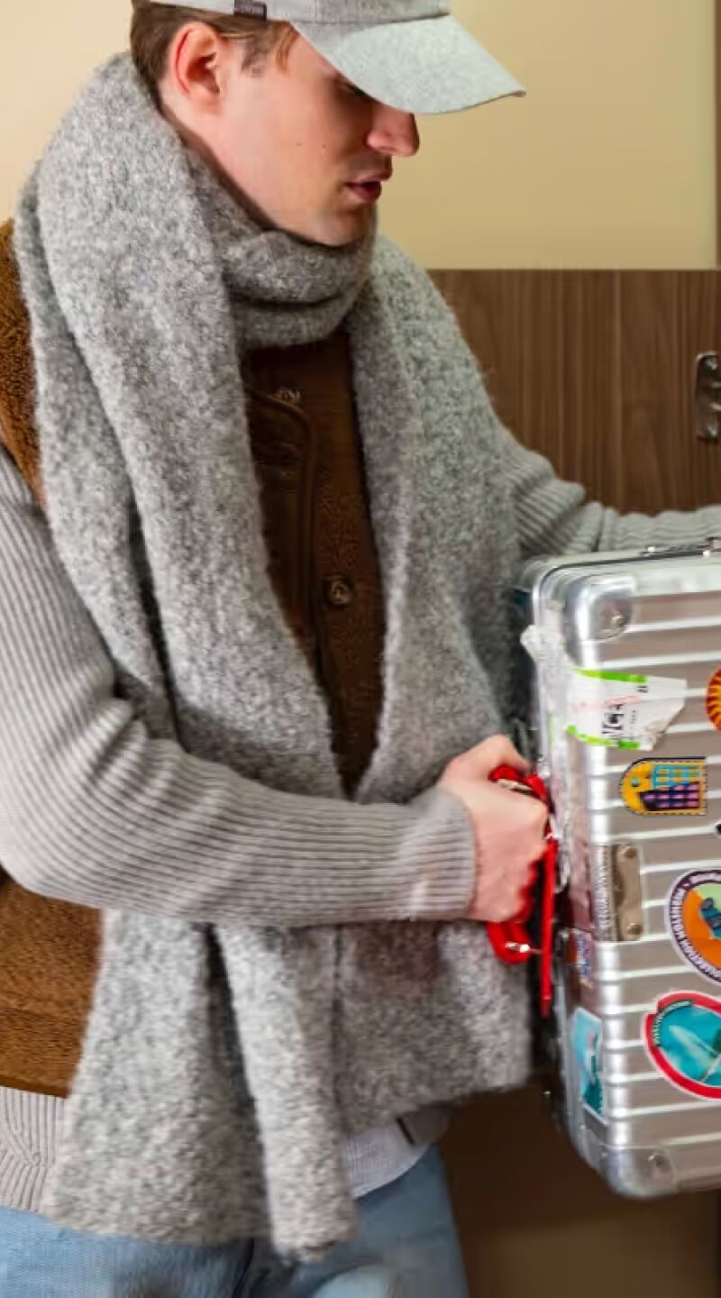 Personne rangeant sa valise dans un casier d'un appart hôtel meublé en courte ou longue durée, Yuna.