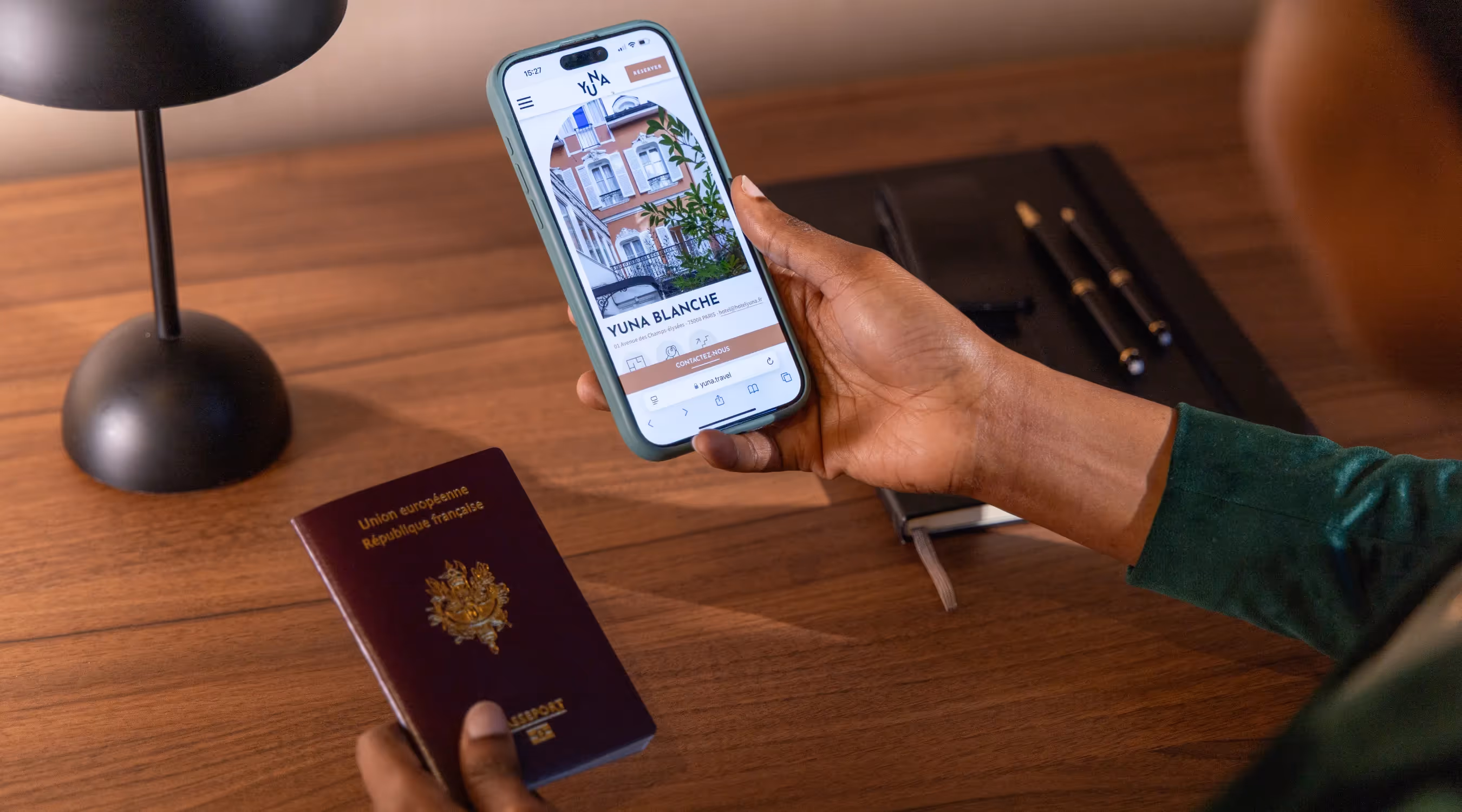 Hotelreservierung auf einem Mobilgerät
