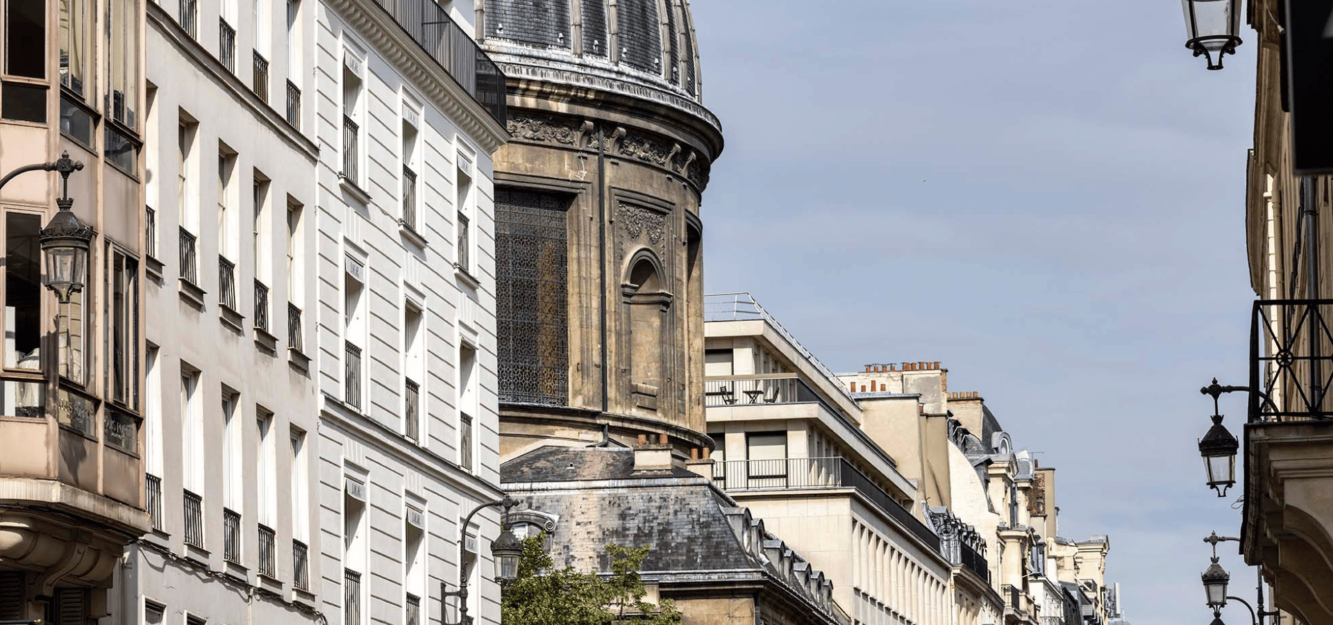 Façade haussmannienne de l'hôtel Yuna Saint-Honoré à Paris, proposant des appart-hôtels de luxe dans un cadre élégant au cœur de la capitale.