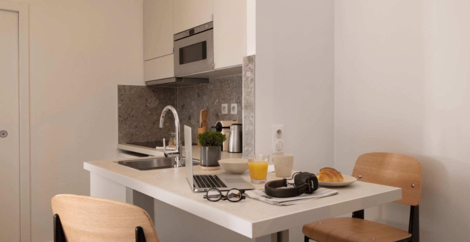Télétravail dans un appartement, avec un espace bureau moderne, une connexion haut débit et un environnement calme propice à la productivité.