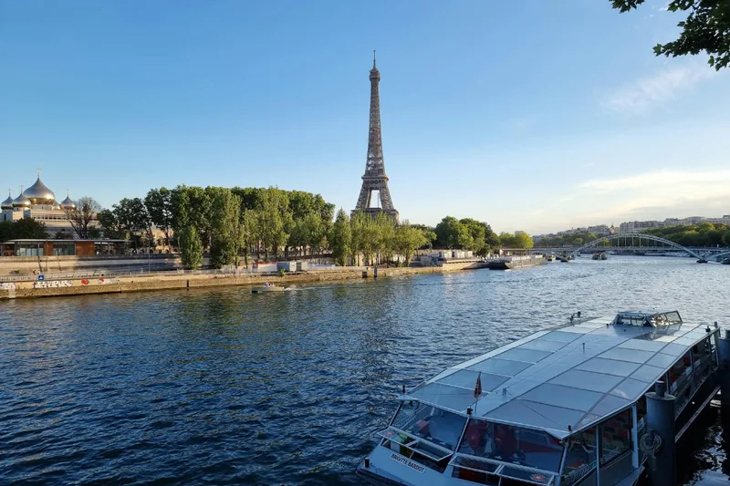 Vue sur la Tour Eiffel et la Seine depuis les quais parisiens, échappée fraîcheur près d'un appart'hôtel Yuna