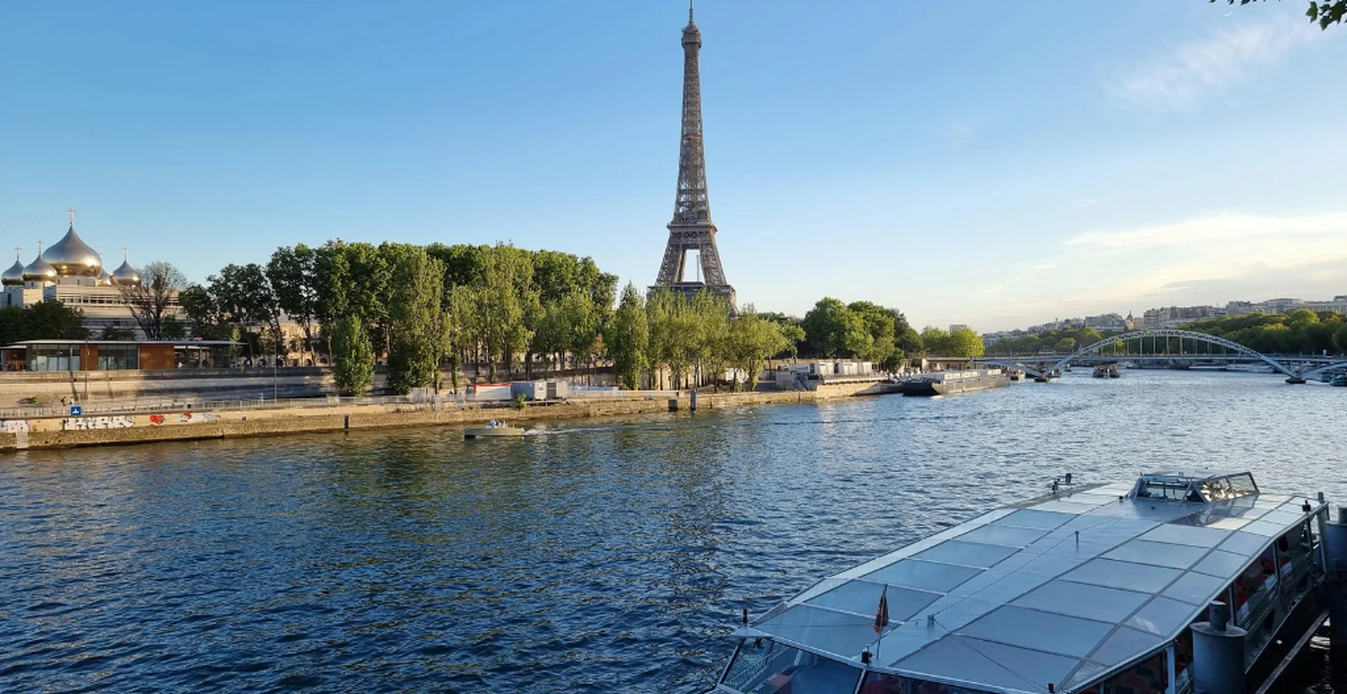 Bateau de croisière sur la Seine face à la Tour Eiffel, promenade rafraîchissante pour fuir la chaleur à Paris