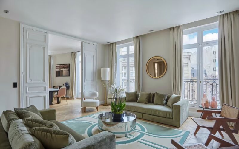 Salon d’un appartement meublé chez Yuna Saint-Germain, résidence hôtelière à louer pour séjour affaires ou bail mobilité.
