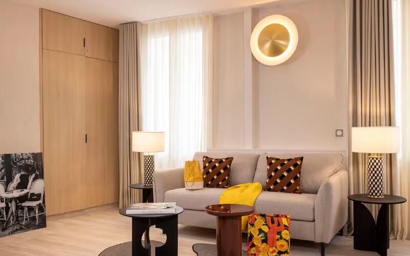 Appartement avec salon confortable chez Yuna Saint-Honoré, idéal pour une location meublée en résidence hôtelière ou un séjour affaires.